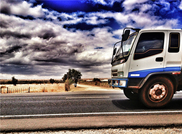 大货车被别车 连闯红灯狂追逼停商务车讨说法 拘留14天