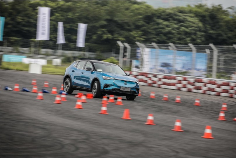 天际ME7全球首试登陆成都 以全能智控打造极致驾趣(图4) 天际ME7全球首试登陆成都 以全能智控打造极致驾趣(图4)