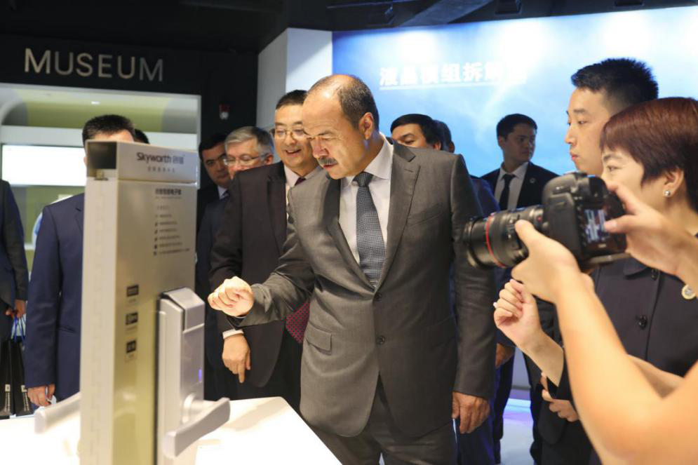 感受中国科技,乌兹别克斯坦总理点赞创维(图3) 感受中国科技,乌兹别克斯坦总理点赞创维(图3)