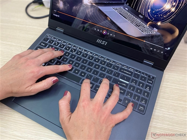 神奇的16核心22线程！全球第一台Intel 14代酷睿笔记本亮相(图1)